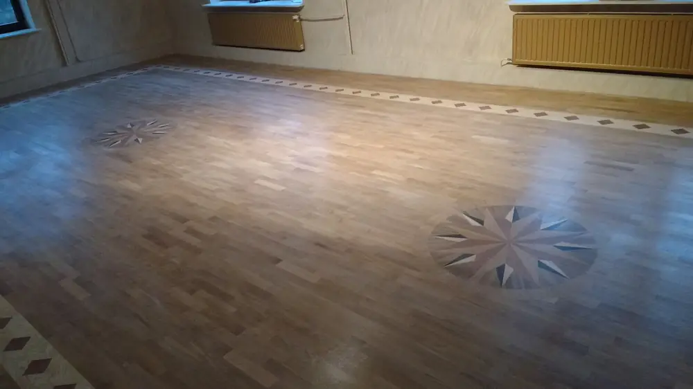 Parkiet drewniany z dekoracyjną rozetą